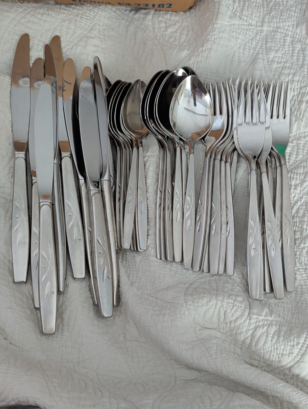 Oneida Silver Stainless Steel Flatware 44 Piece Set Will-O-Wisp Pattern